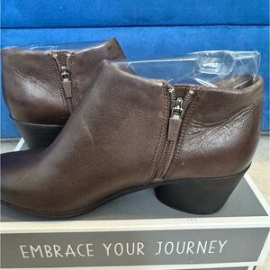 NIB Dansko Raina Burnished Nubuck Mushroom Booties